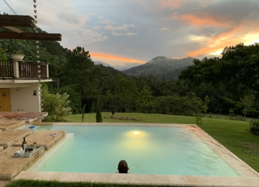 Piscina infinity de Villa del Pino al atardecer con vista a la montaña