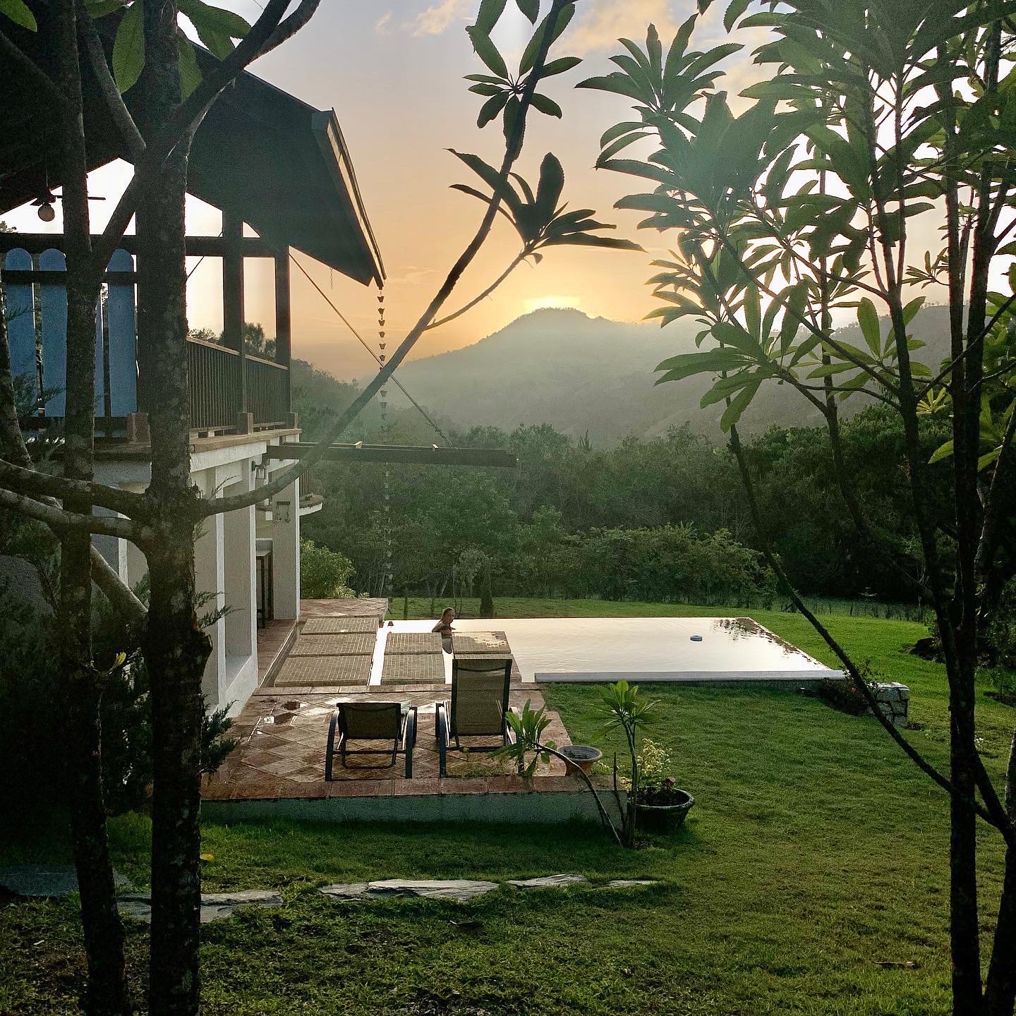 Villa del Pino al amanecer entre las montañas de Jarabacoa